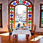 سرای فرهنگی تجار رستورانی با نمای  آیینه تمام‌ نمای هنر ایرانی