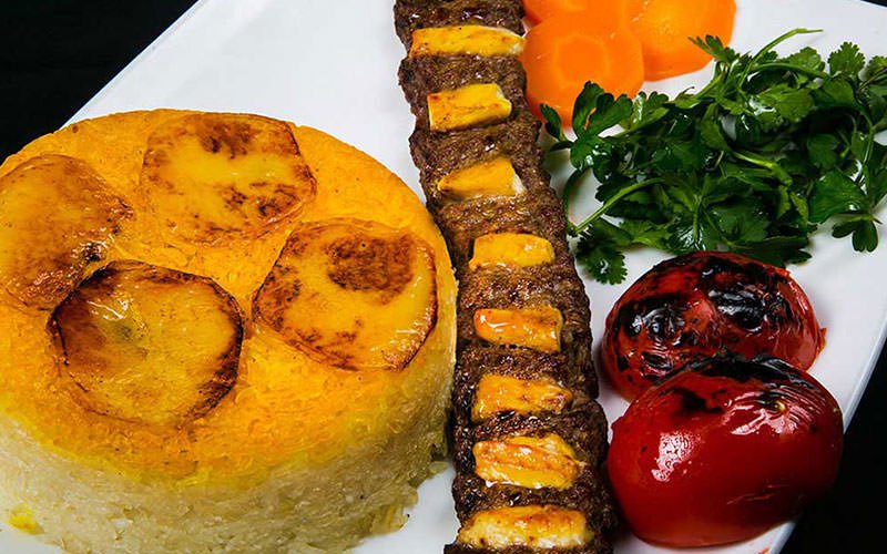 رستوران نمونه قزوین قیمه نثار از غذاهای سنتی قزوین و یکی از محبوب‌ترین غذاهای منوی این رستوران