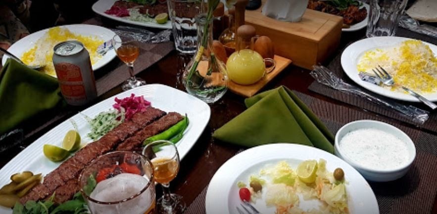 رستوران دیباج قزوین رفتار پرسنل بسیار حرفه ای و کیفیت غذاها بالا قیمه نثار 