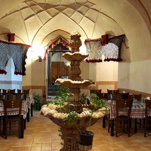 رستوران تاریخی شاه‌عباس اردبیل شامل رستوران وتالارپذیرایی وسفره خانه سنتی وقلیان سرا
