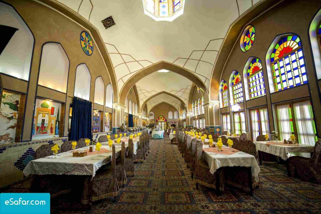 رستوران هتل باغ مشیر الممالک سلف سرویس با معماری قاجاری